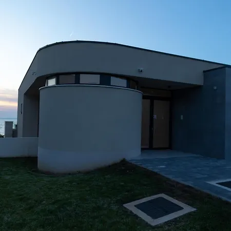 Adria - Pet-friendly Seafront C With Private Pool