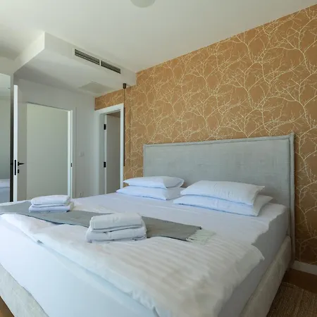 Adria Seafront C Private Pool Pet Friendly *
